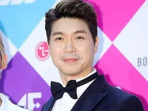 朴秀洪从年轻时候起他就一直在替哥哥收拾烂摊子,哥哥在前面借钱,他跟