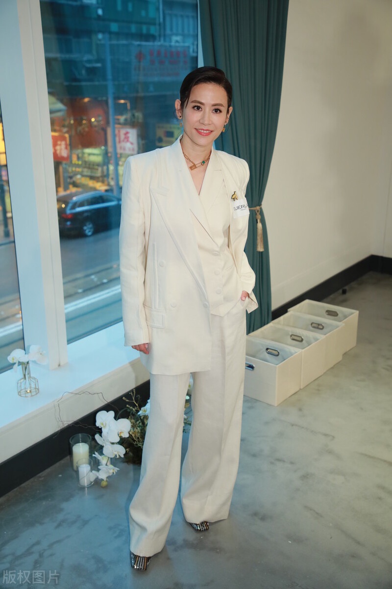 51岁萱萱白色套装还是那么年轻