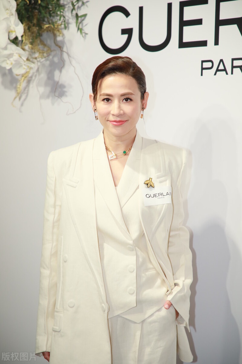 51岁萱萱白色套装还是那么年轻