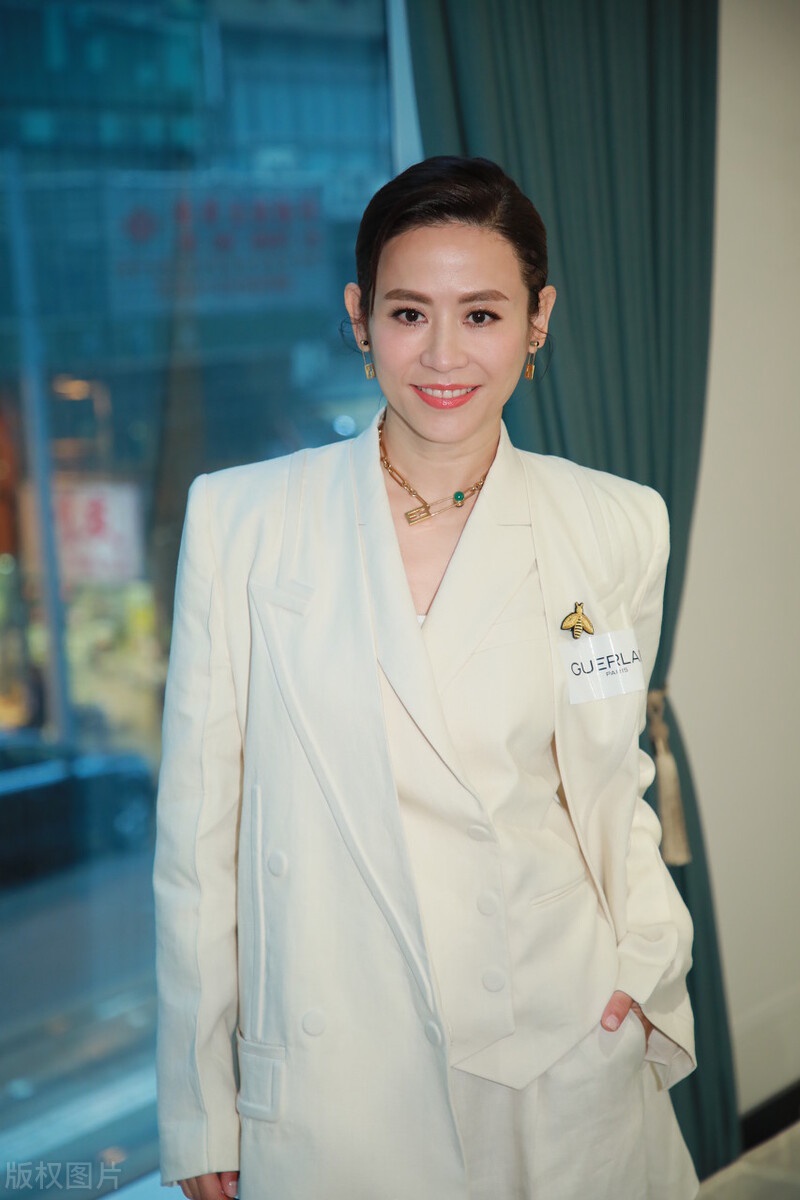 51岁萱萱白色套装还是那么年轻