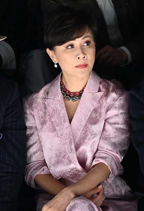 56岁刘嘉玲状态真好一身印花西装优雅干练精致短发更减龄