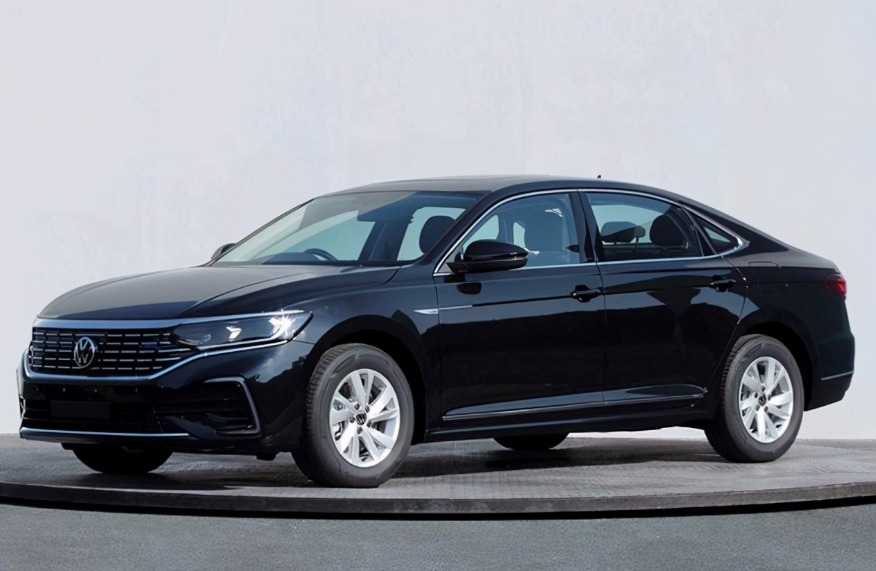 换装"奔驰点阵式"中网,2022款大众帕萨特亮相,高配9气囊