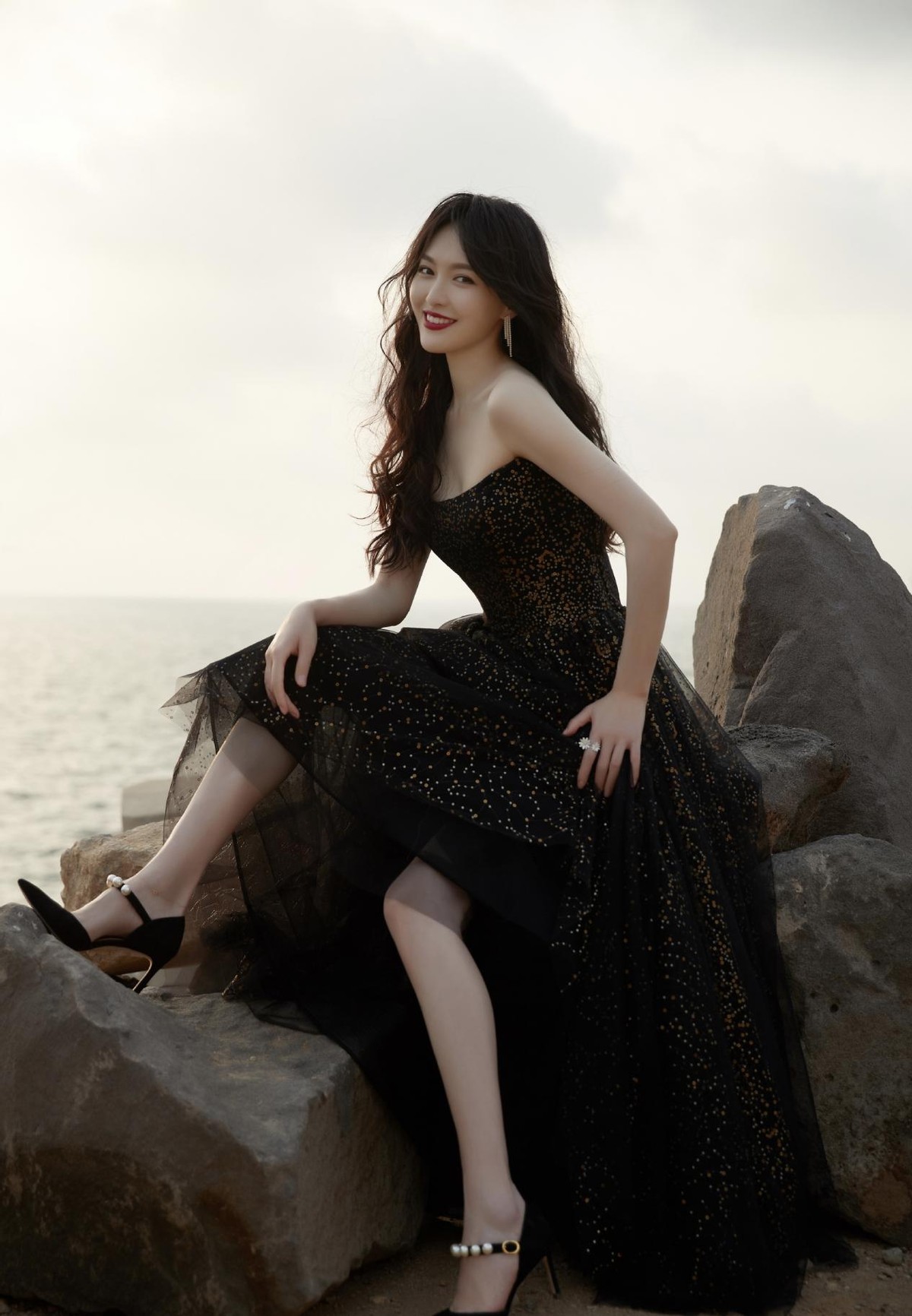 唐嫣海边穿抹胸黑礼裙,大波浪配红唇风情万种,网友:人鱼公主