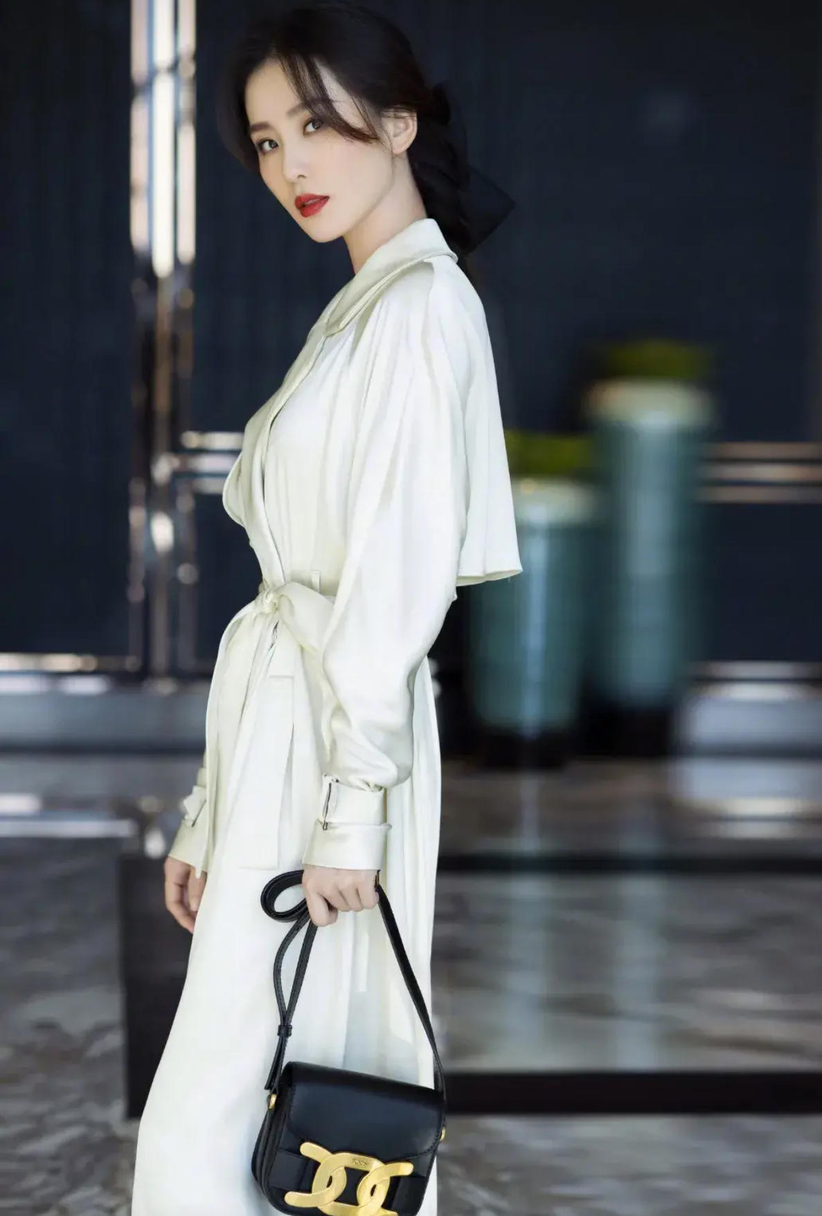 刘诗诗气质真好穿风衣配半扎发优雅精致无滤镜生图颜值也没崩