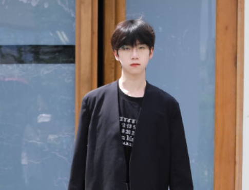 创4见面会应援张嘉元的花墙配色有点怪赞多圣诞球好喜庆