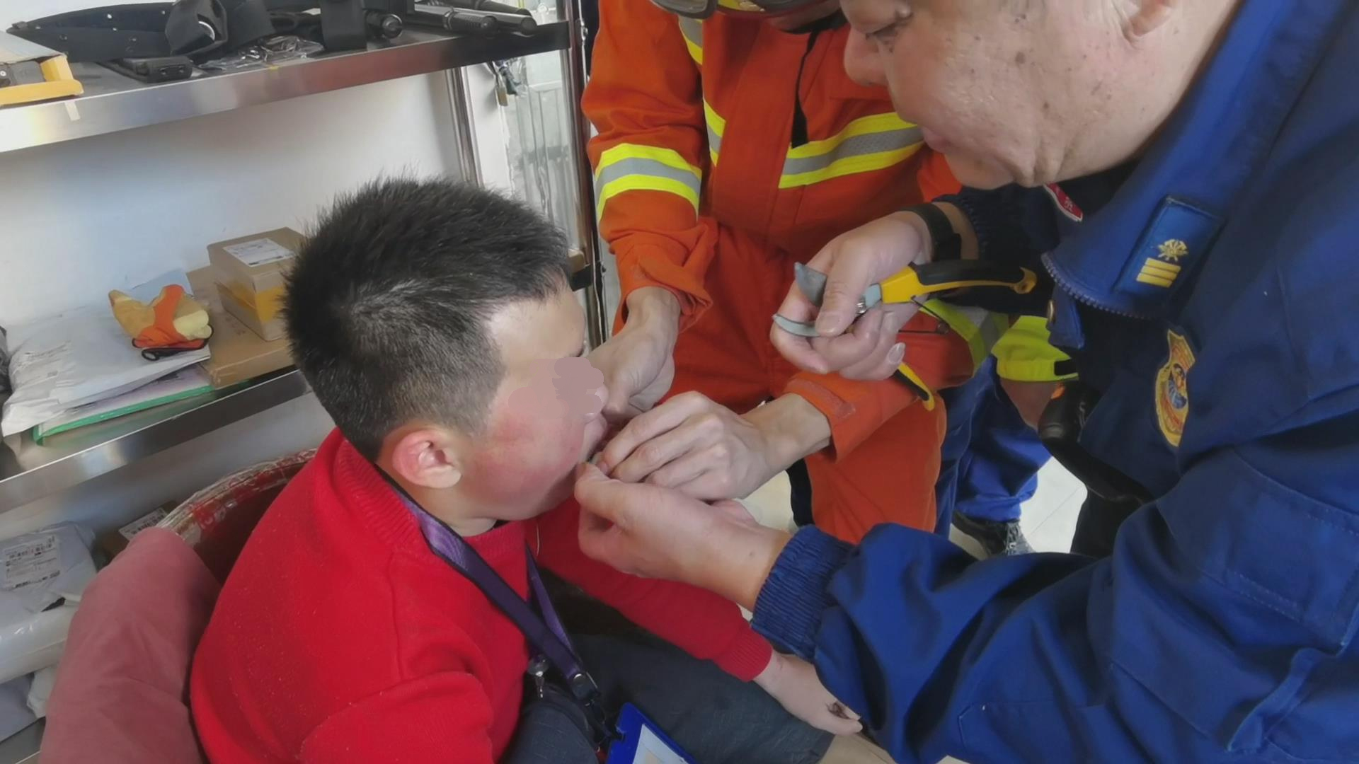 温州男孩舌头被卡塑料瓶充血肿胀无法拔出消防员上演舌尖救援
