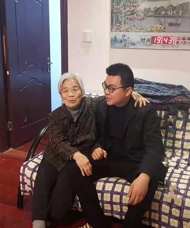 郭威姥姥见到亲外孙紧紧抱着不松手邻居曝光姚策品行