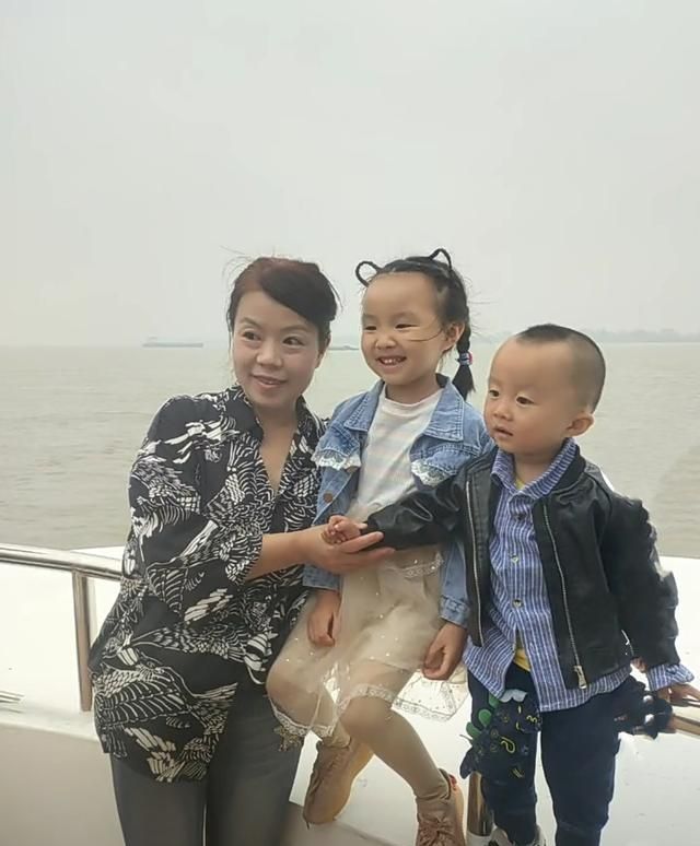 郭威姥姥见到亲外孙紧紧抱着不松手邻居曝光姚策品行