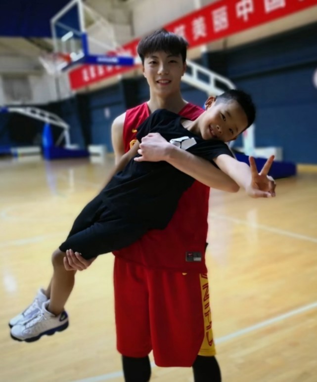 她家境优越独自照顾孩子,他热爱事业顾家少|马晨菲|杜峰|虎头_新浪