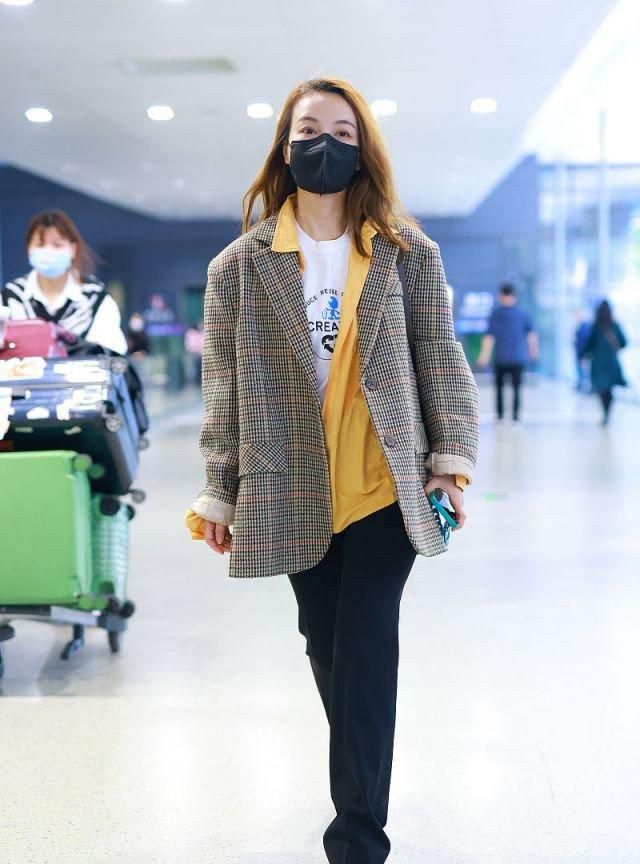 "小西装 衬衫 t恤",是今春很流行的叠穿搭,吴昕也穿上了!