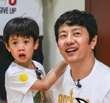 尤其是 郑熙岳的一双眼睛,皱眉的时候还显得有些凌厉,配上一张瓜子