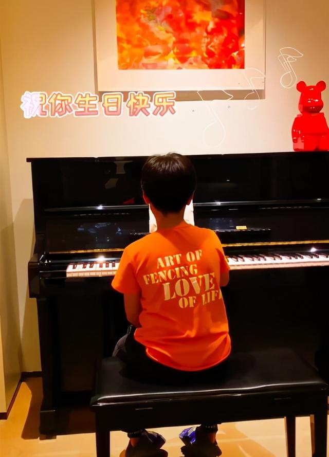 郑钧10岁儿子正面照曝光颜值出众不输爸妈身材优越大长腿显眼