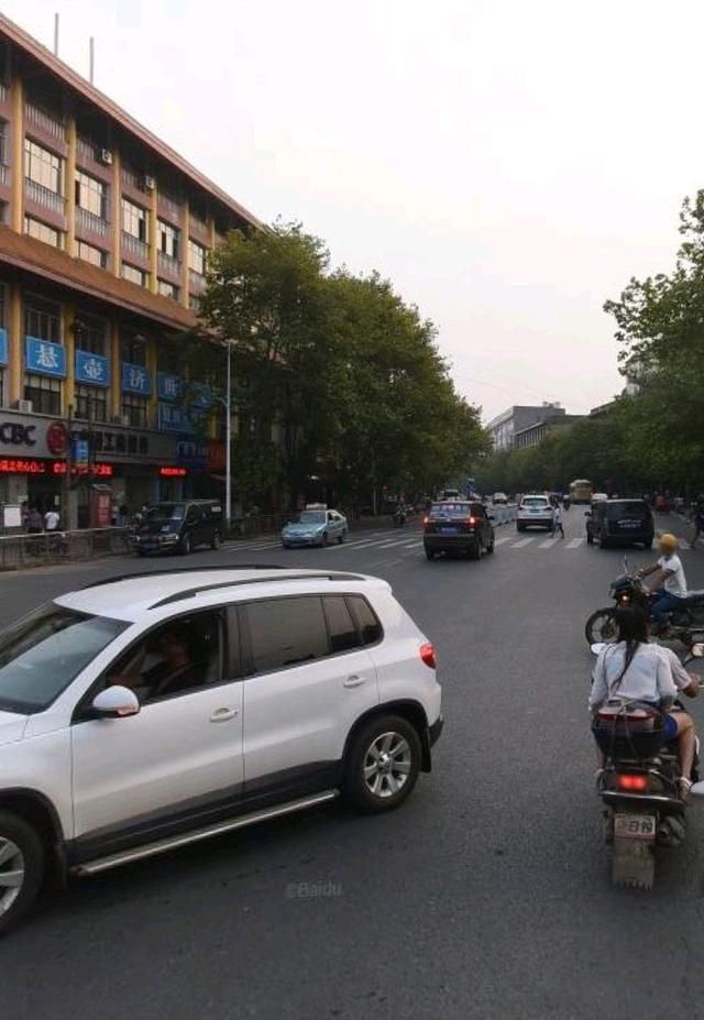 永州冷水滩一个路口很奇怪有红绿灯还有转盘经常堵车