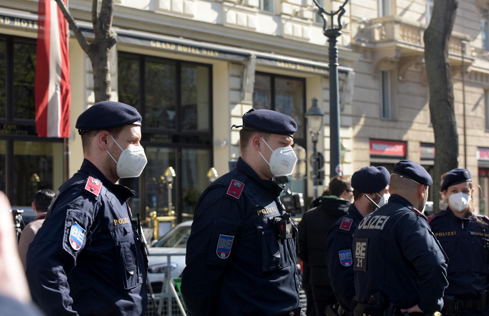 4月9日,警察在奥地利维也纳伊朗核问题全面协议会场外执勤