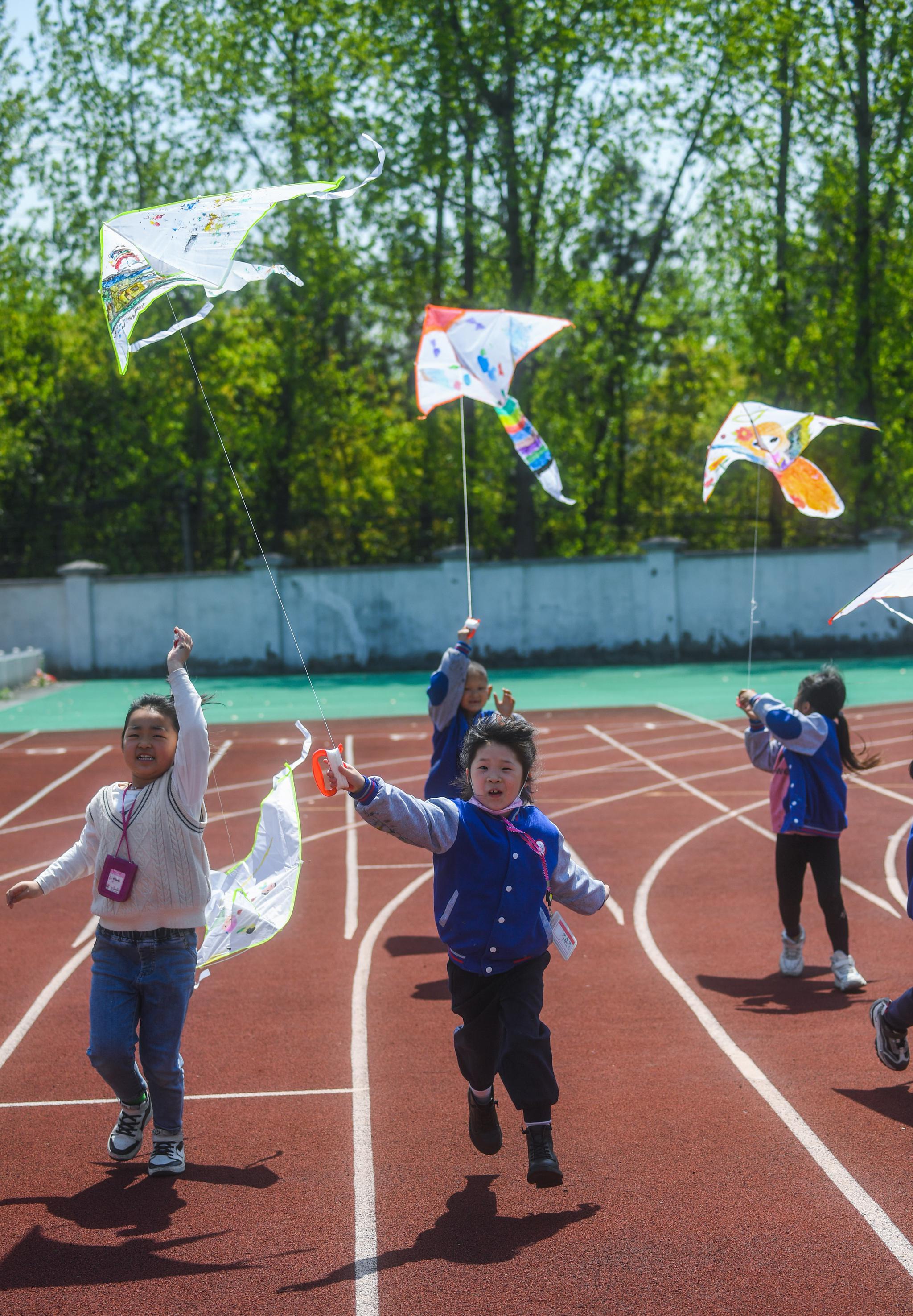 4月9日,学生们参加放飞风筝的活动.
