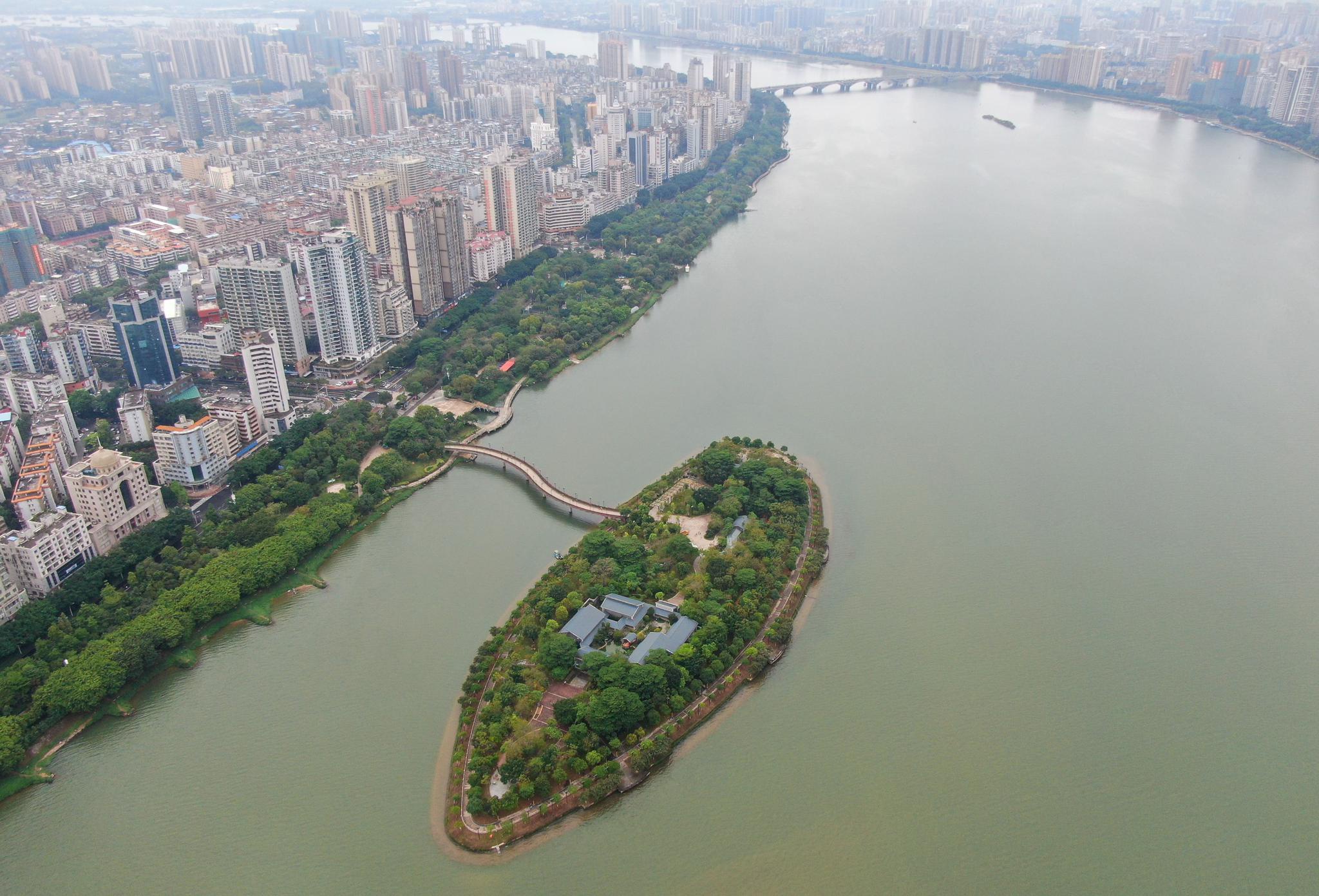 这是岛上书院所在的广东清远清城区北江的江心岛及市区景观(4月8日摄