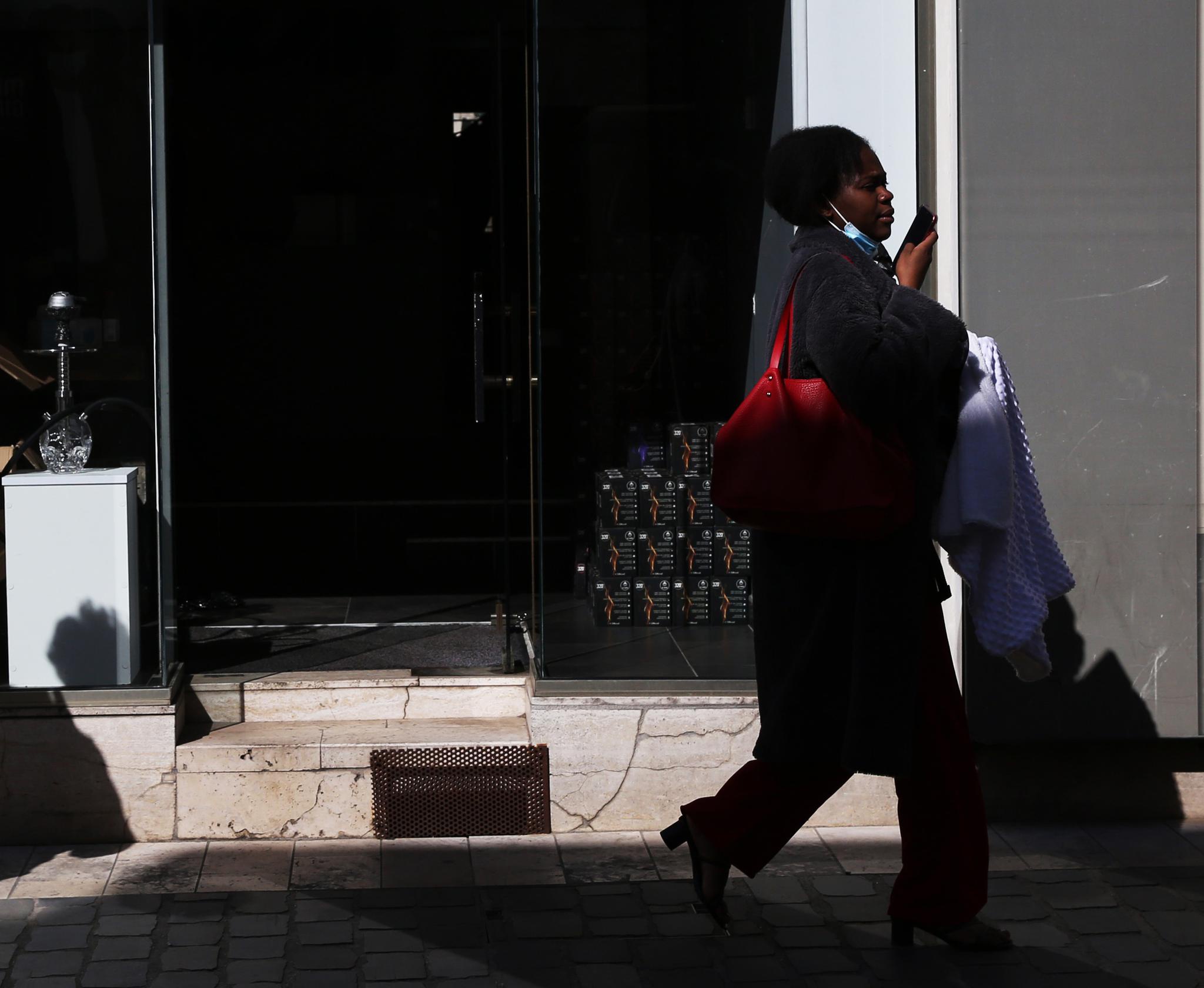 4月8日,在位于法国巴黎南部的蒙塔日,一名女子边走路边打电话.