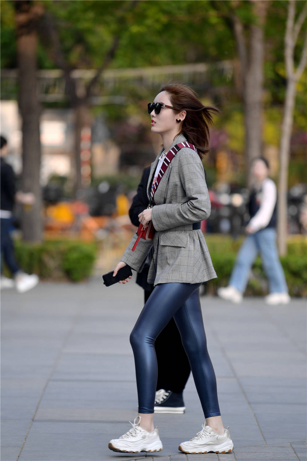 深蓝色紧身皮裤,搭配灰色休闲西服,年轻的姑娘喜欢的搭配