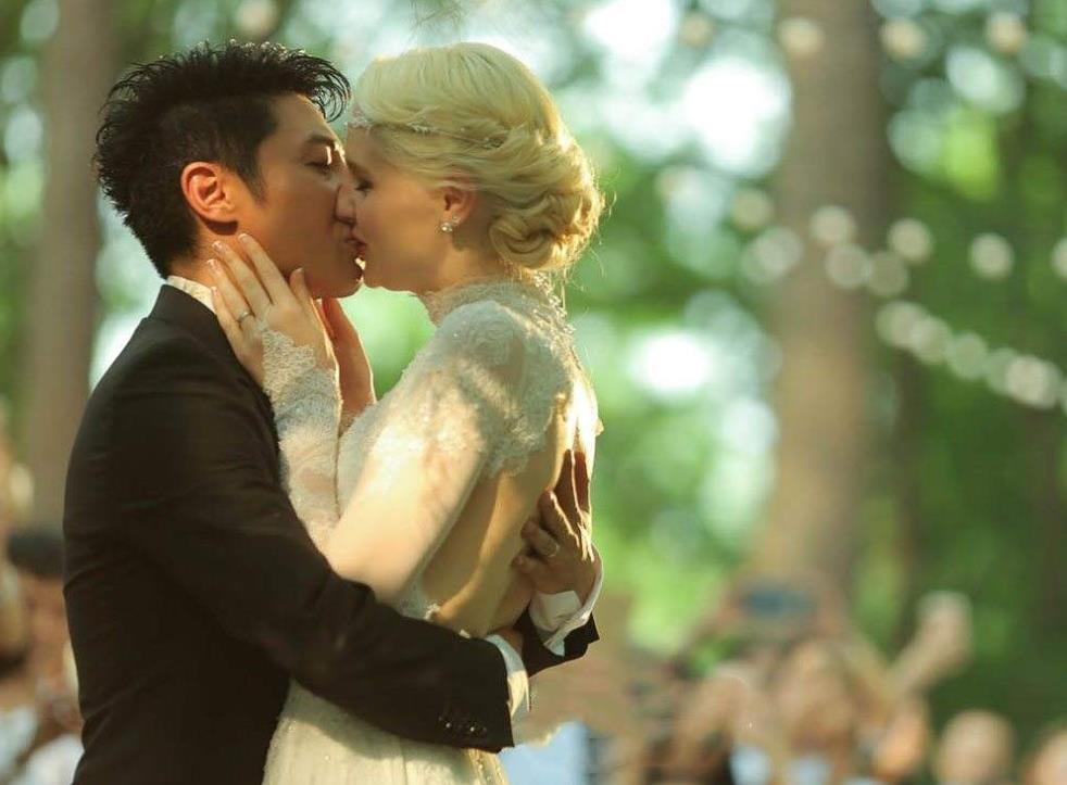 李白罕见秀恩爱分享撒贝宁亲吻额头照晒玫瑰花庆祝结婚五周年