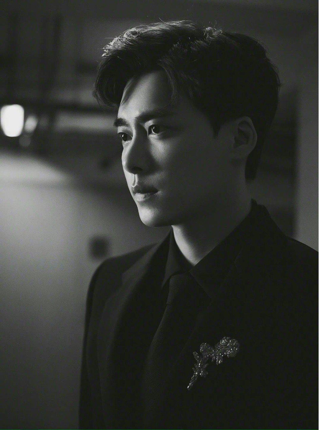 李易峰今晚时尚文化大赏黑色西装黑白质感的影像风格