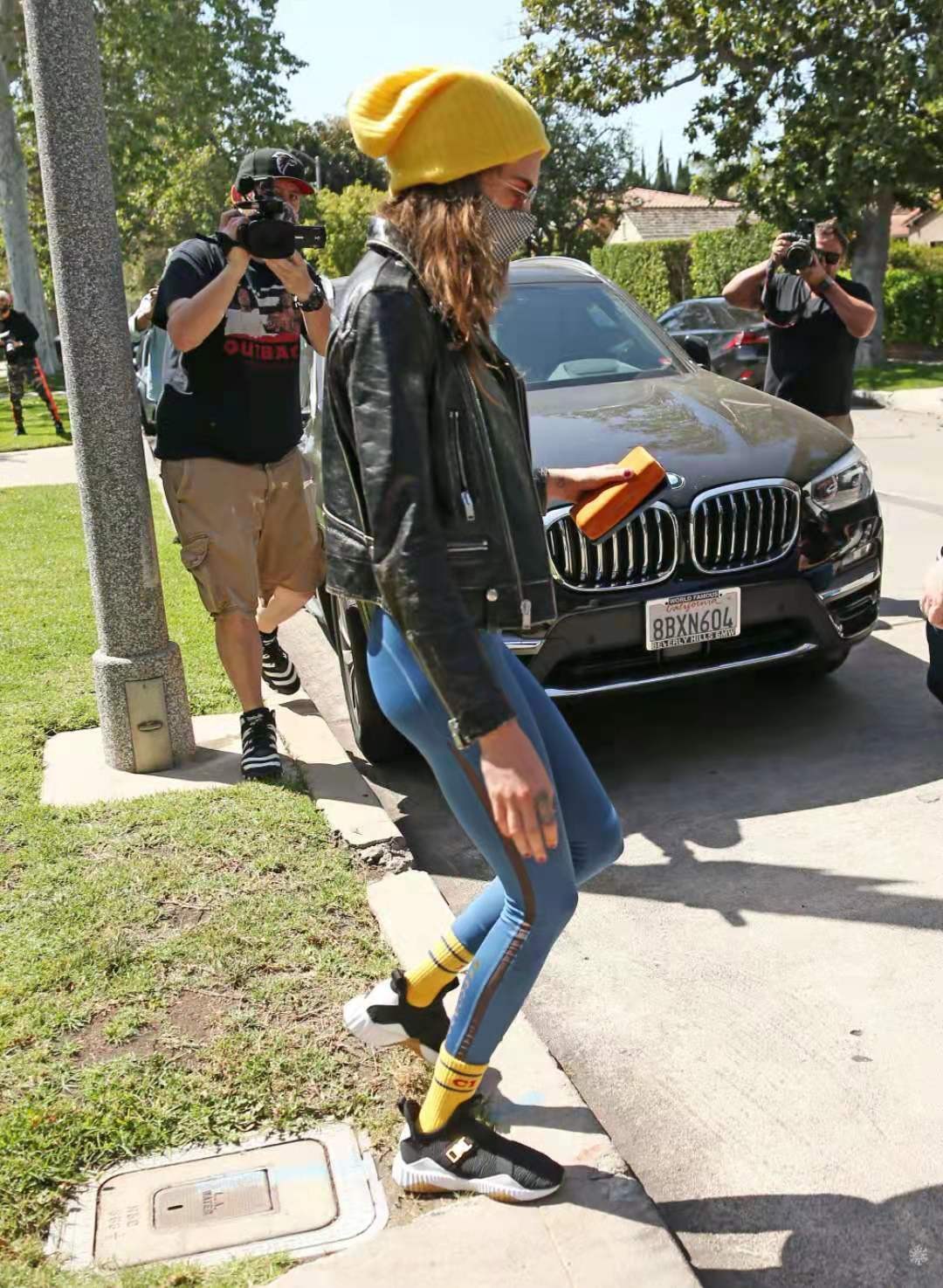 巨星卡抽出趟门都这么难,为躲狗仔只能翻墙,看到偷拍霸气竖中指