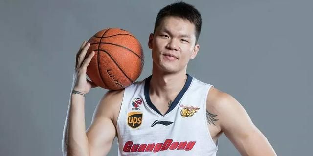 朱芳雨就是这么一个牛人,抽烟喝酒纹身,还找小三,怎么地?