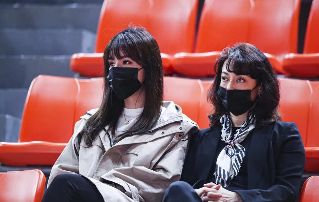 阿的江指导的夫人和女儿阿迪娜再次出现在现场,为阿指导和阿尔斯兰