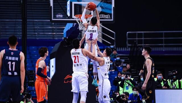 高诗岩在全明星周末上,不按套路打球,想要实现扣篮梦想,苦于自己身高