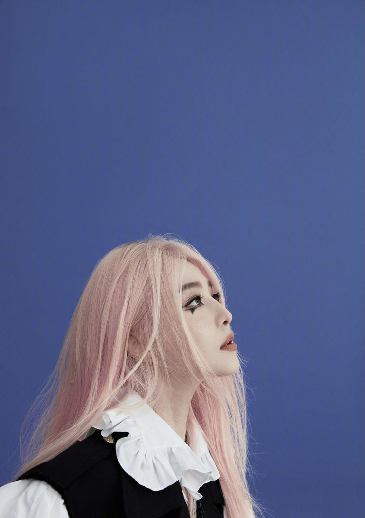 范冰冰惊现老年妆,白发优雅端正,穿西装宛如气质老太太