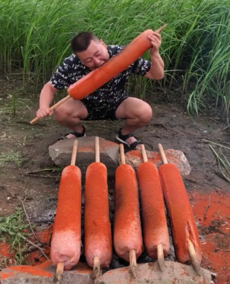 男子江边烤巨型火腿红了网友够俺吃一个月