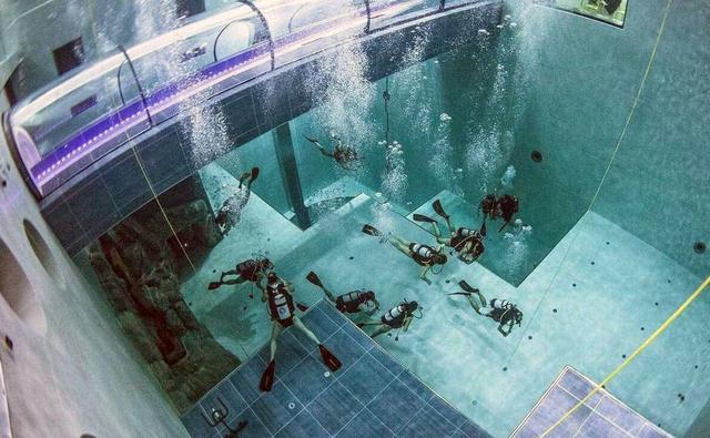 全球最深的泳池深不见底游一次花费不菲游客多到爆满