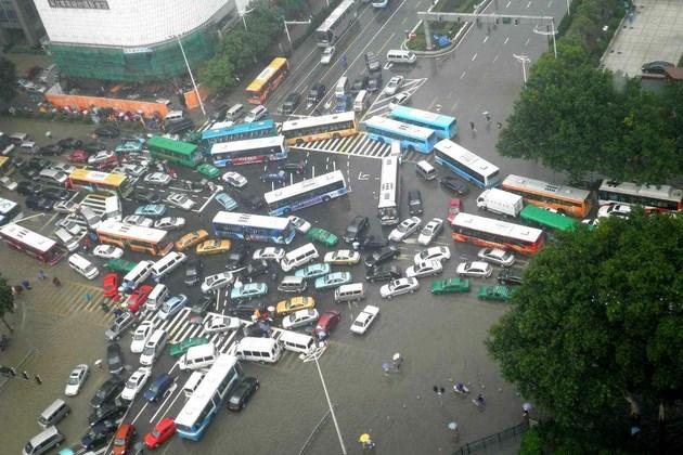 网传的闯红灯不被扣分罚款到底是怎么回事