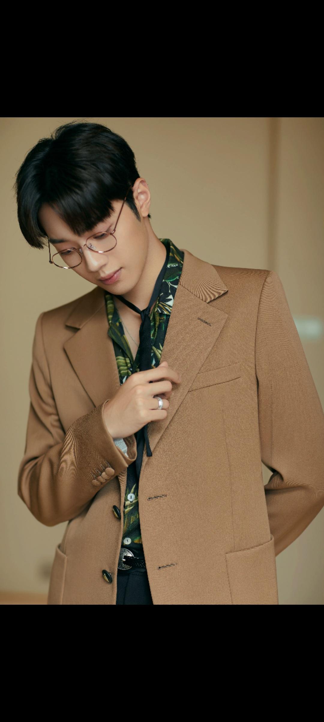 赖冠霖这个复古装好有气质喔