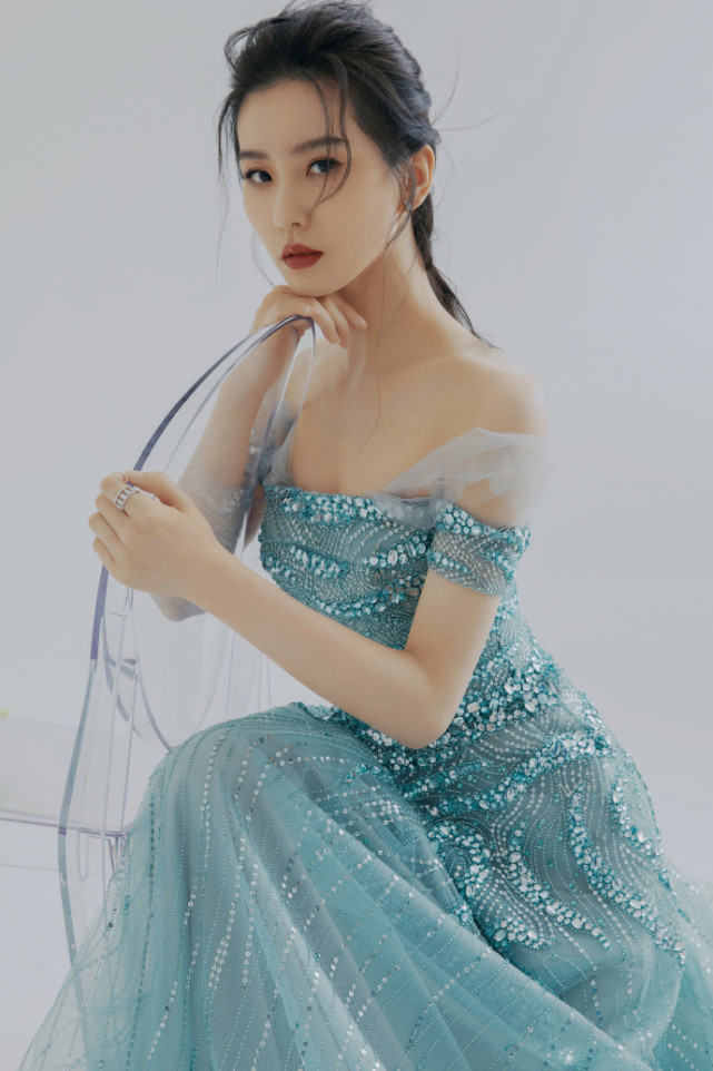 真精致美人!刘诗诗着露肩礼服裙秀婀娜身材,天鹅颈直角肩太绝了