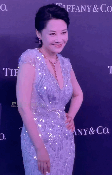 许晴怎么长得越来越像闫妮今年也才52岁弯腰驼背这么严重了