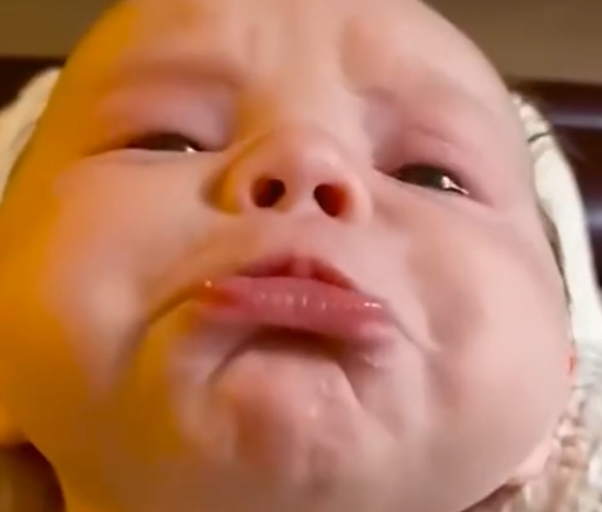 瘪嘴哭泣当宝宝瘪嘴,表现出一副似哭非哭的委屈表情时,可以代表着他