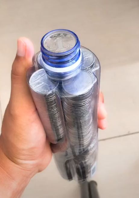 男子捡到一个很重的矿泉水瓶,仔细一瞧无法淡定!