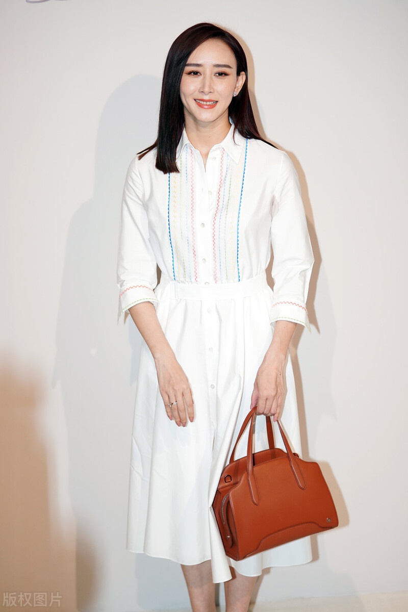 胡静亮相,身姿窈窕,举手投足之间尽显优雅