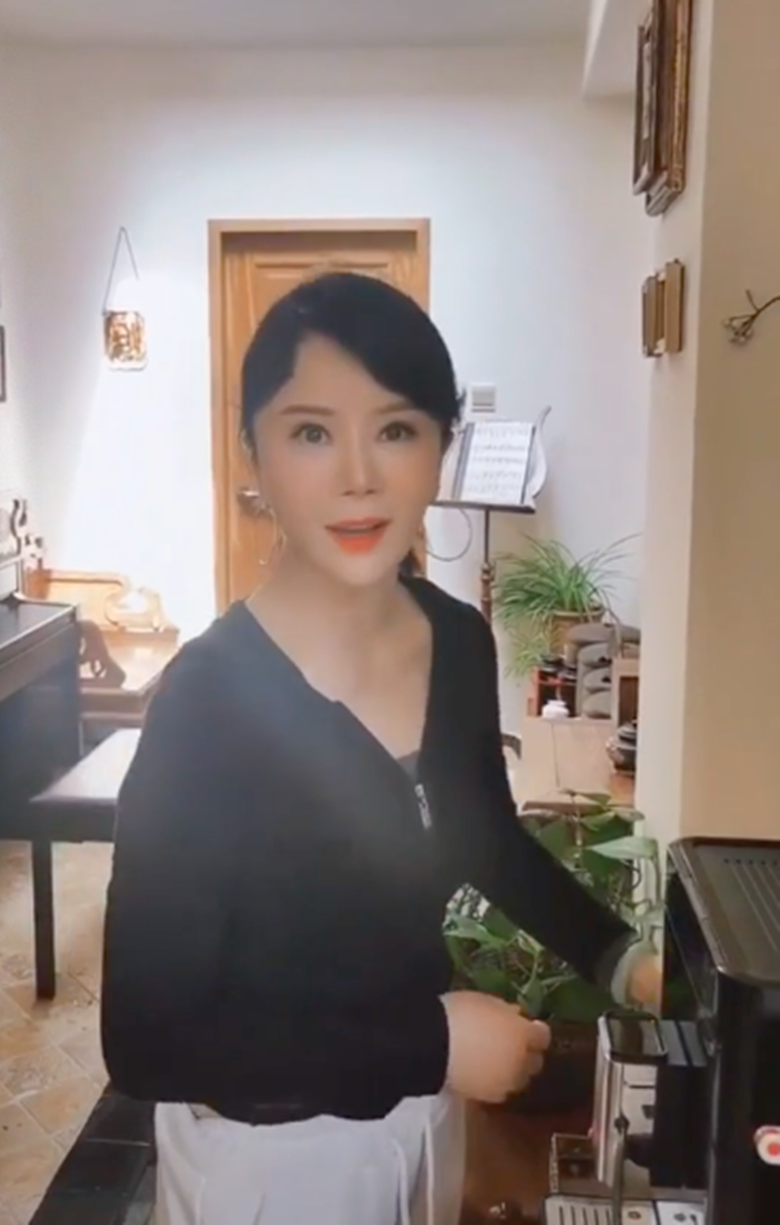 任静52岁不肯服老还穿紧身运动装身材干瘪俨然一个老太太