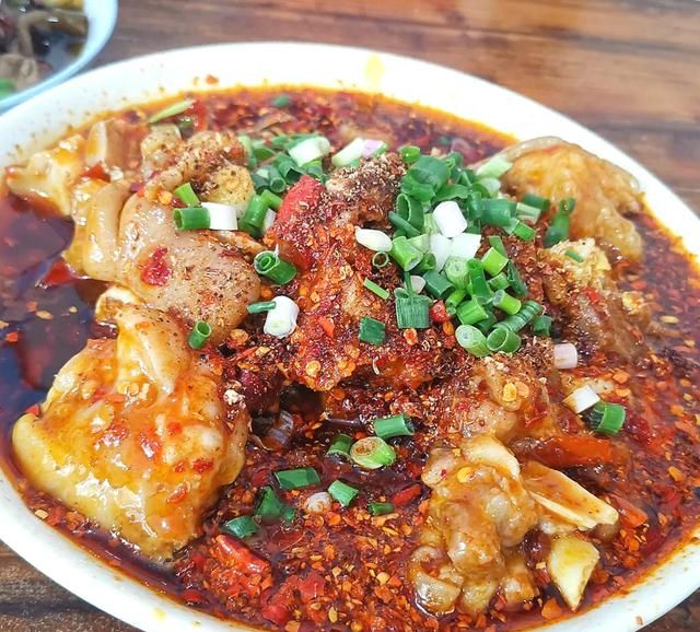 香辣肥润,深藏在巷子中的市井美味,重庆特色老蹄花馆,麻辣蹄花