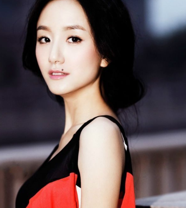 她因有嘴角痣始终不红,如今将痣去掉后,一不小心"美到犯规"|李倩|暗黑