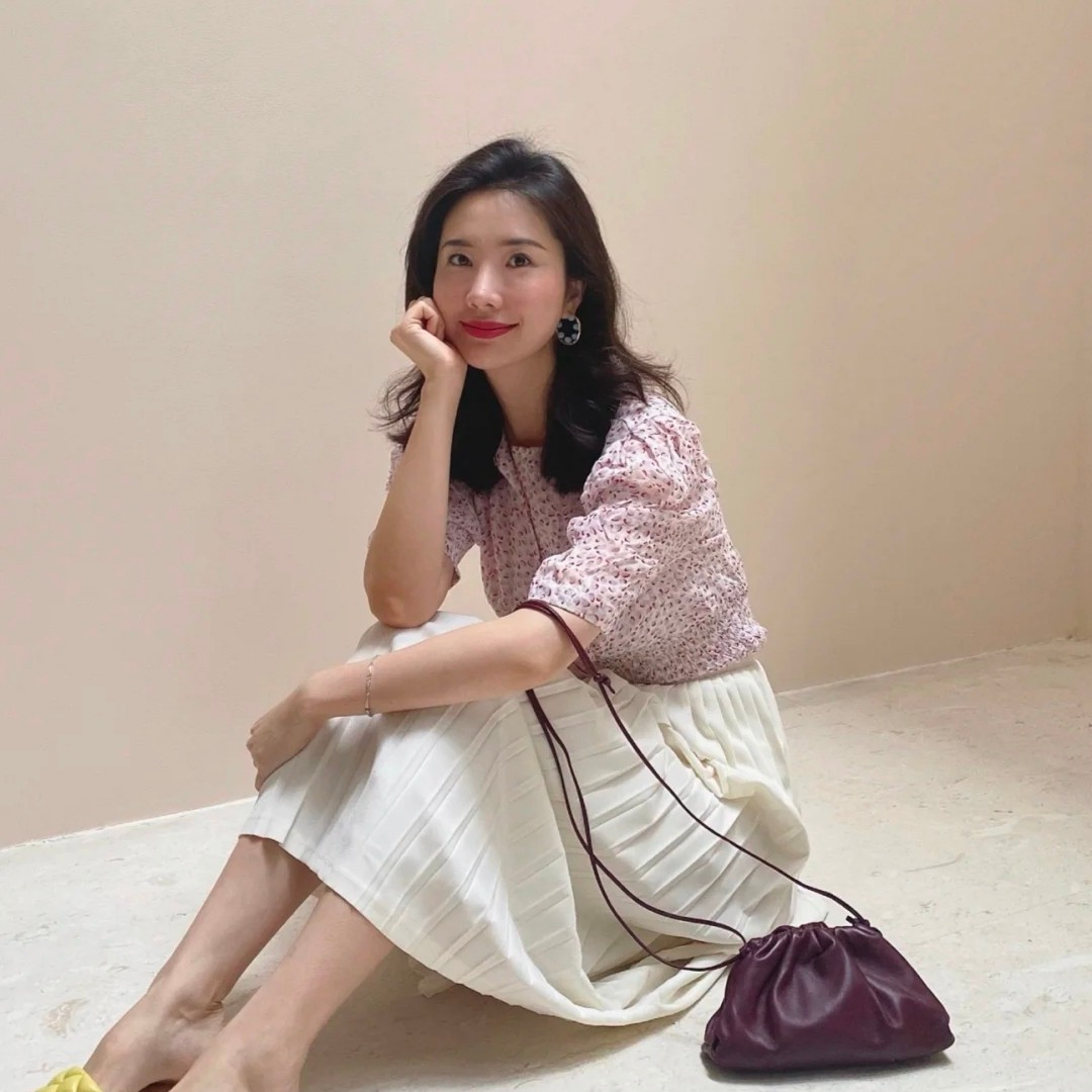 董花花张大奕一起发小衫,两人开始比拼事业,前者忙