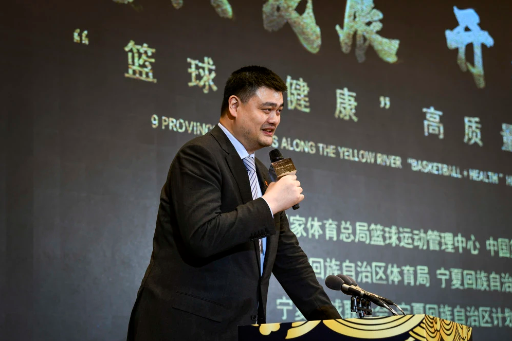 在活动现场,姚明鼓励了西吉袁河中学七年级学生王磊,祝愿他早日实现