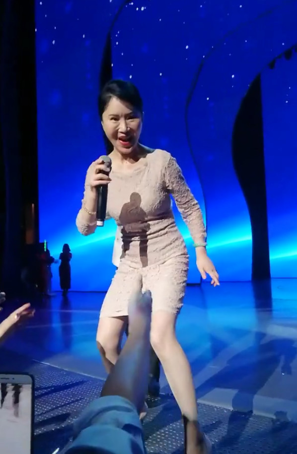 任静52岁不肯服老还穿紧身运动装身材干瘪俨然一个老太太