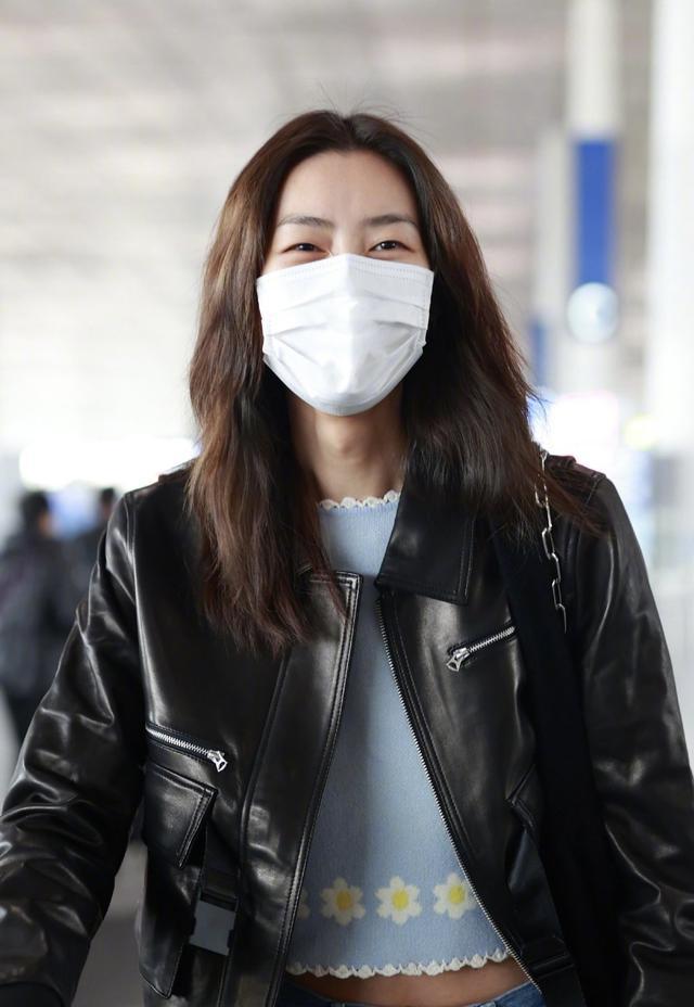 刘雯不愧是超模机场穿黑色皮衣坚持露一截腰基础款穿出好比例