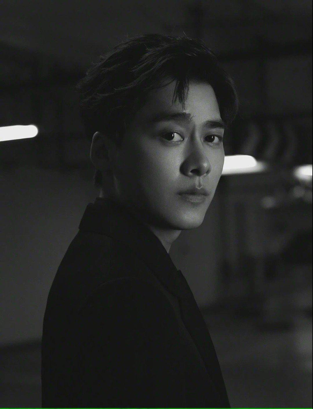 李易峰今晚时尚文化大赏黑色西装黑白质感的影像风格