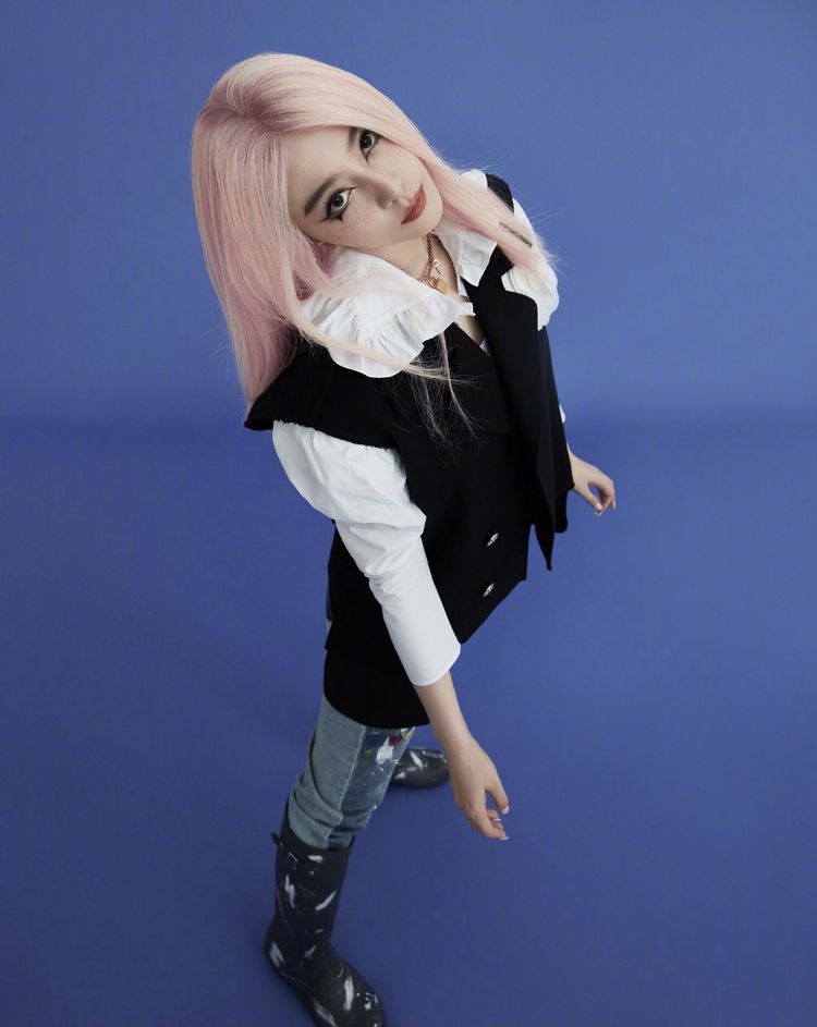 范冰冰惊现老年妆,白发优雅端正,穿西装宛如气质老太太