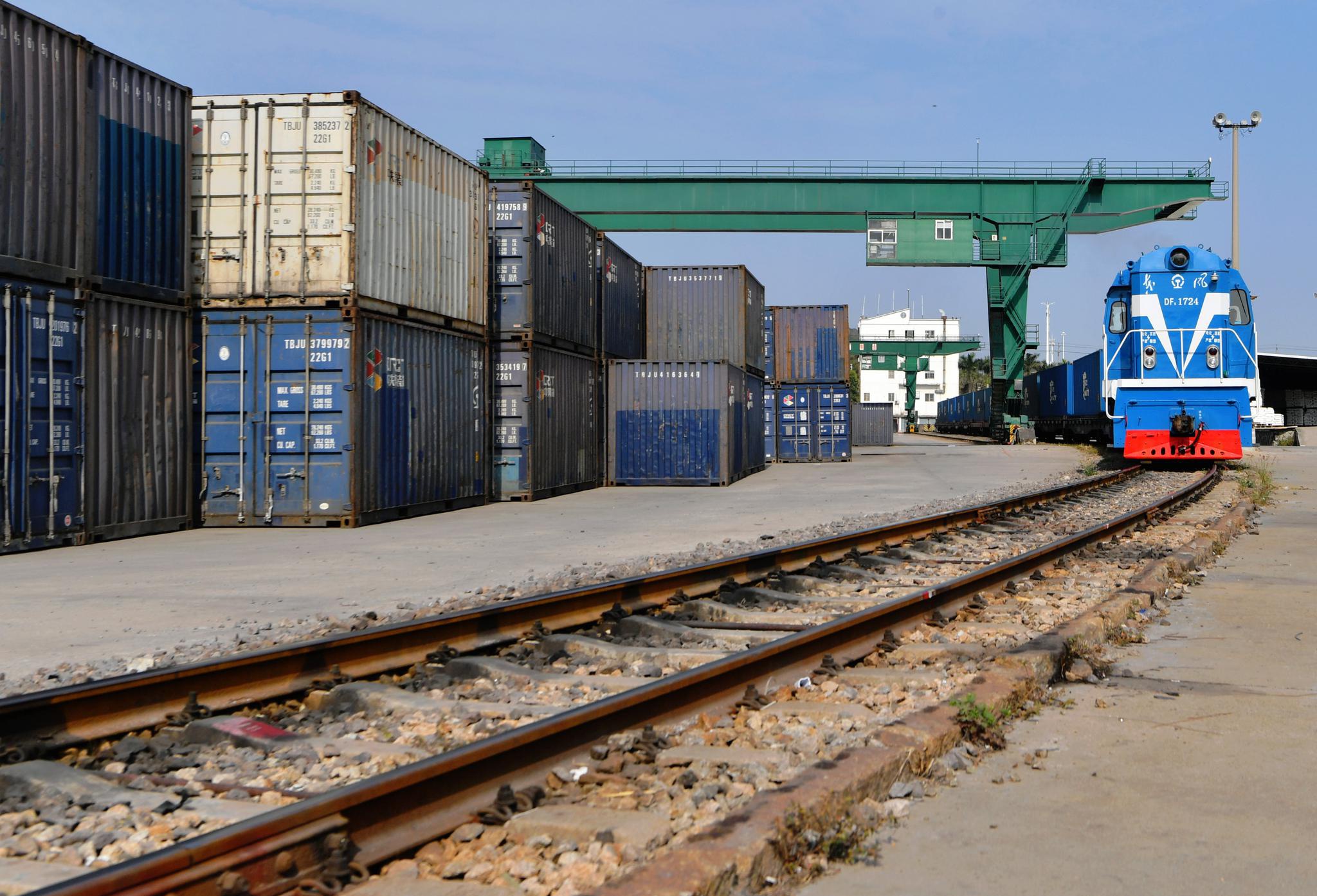 福建厦门海沧火车站,货运员在吊运中欧(厦门)班列x8208次货物列车货箱