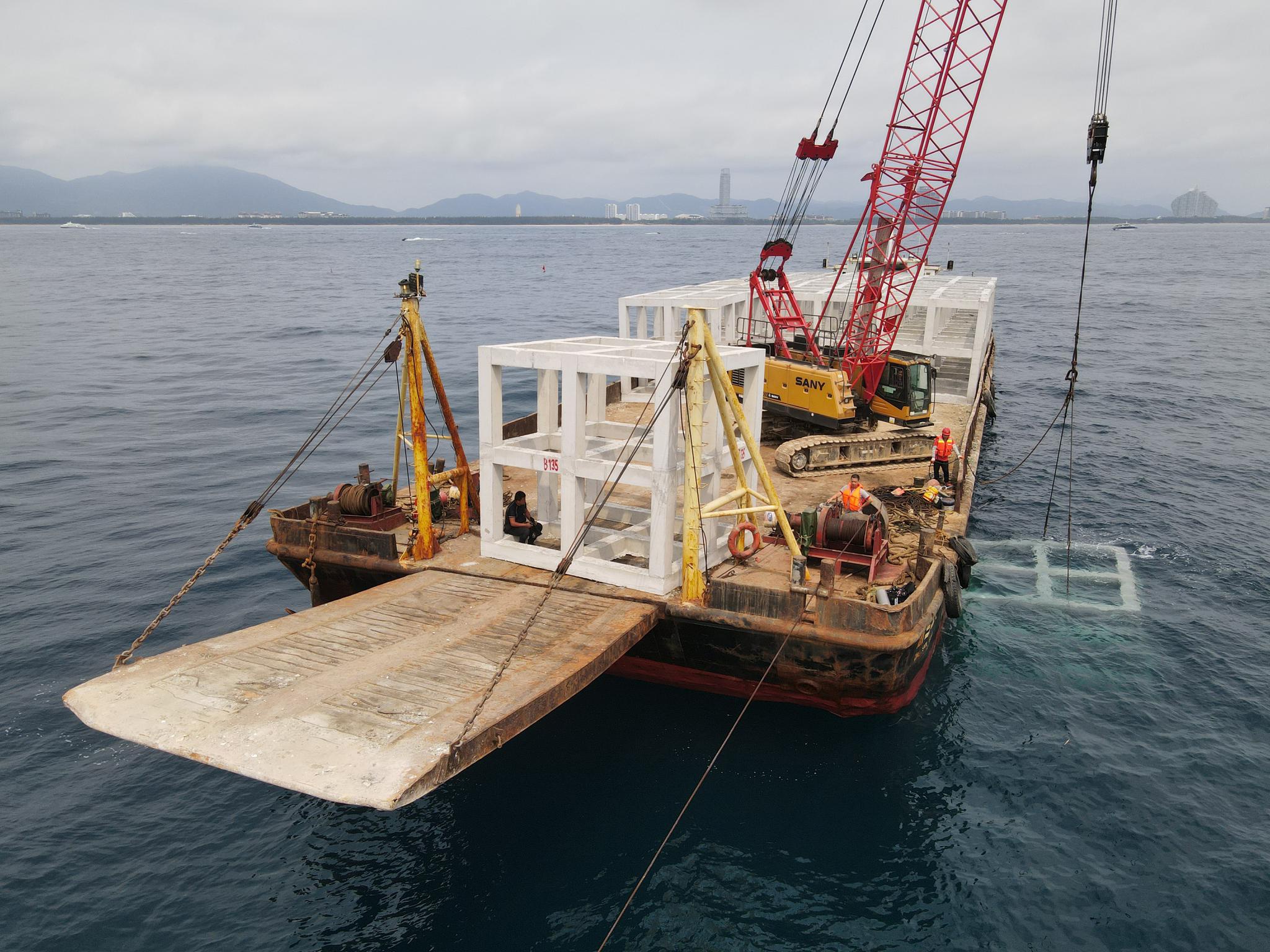 4月1日,工作人员在海南三亚蜈支洲岛海域投放人工鱼礁(无人机照片).