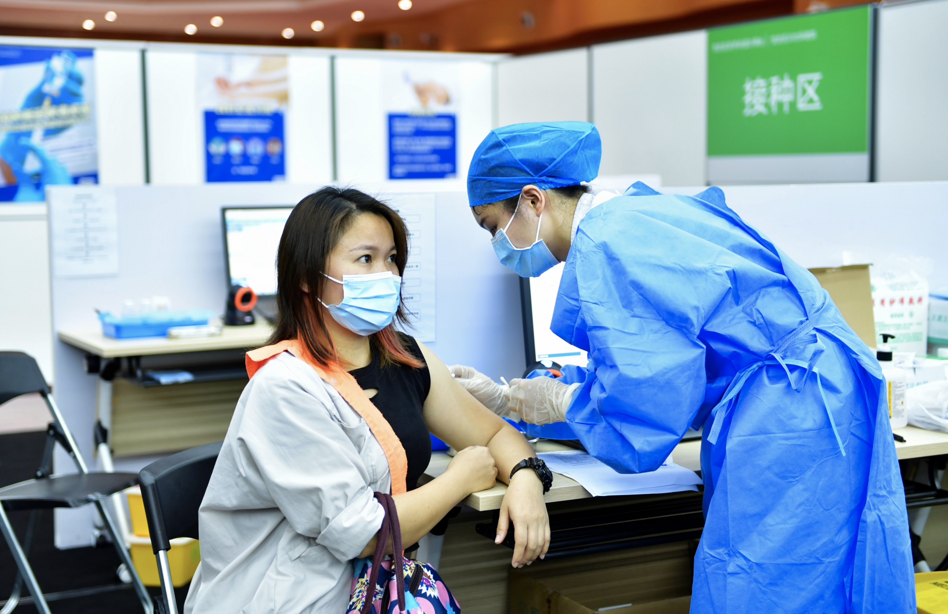 街道成立了新冠疫苗大型临时接种点工作专班,做好安保,现场秩序维护